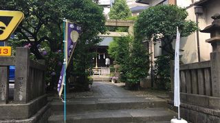 バス通りから一歩奥に入った場所に立地