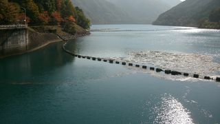 水辺と周辺の山々の紅葉が綺麗
