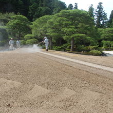 銀沙灘を手入れしている様子
