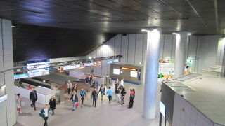 メトロA線とD線の乗り換え駅