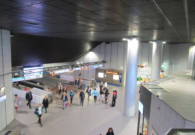 メトロA線とD線の乗り換え駅