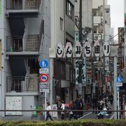 人気の飲食店が立ち並ぶ