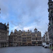 朝、人が居ない広場