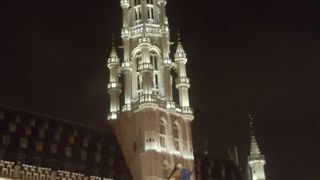 朝、夕方、夜の広場を楽しんで。