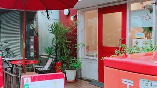赤白のかわいい店