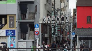 人気の飲食店が立ち並ぶ