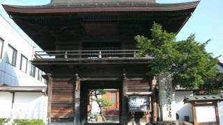 福島宿の木造建築物としては最も古い鐘楼門