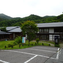 駐車スペースの一部は斜面上にありドア開閉時は要注意