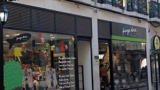 通り沿いのペンサオに宿泊してました。