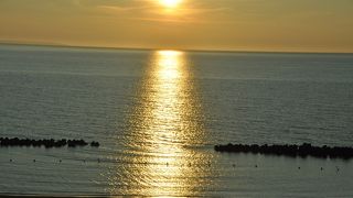 羽幌サンセットビーチで美しい夕日を眺める
