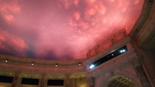 空の色が変わるショッピングモール