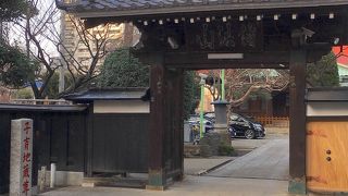 けやき並木の裏手にあるお寺