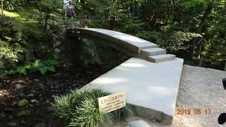 なかなか手の込んだ造りの橋です。