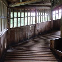 内部。階段ではなくスロープ