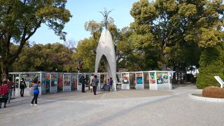 無数の千羽鶴が置かれています