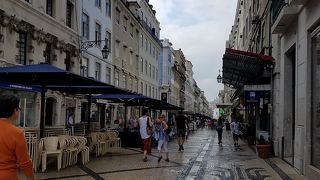 ロシオ広場から勝利のアーチに伸びる通り