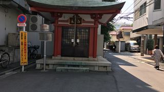 拍子抜けするような小さなお堂