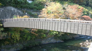 緩やかなカーブを描く木製の橋はいい風情
