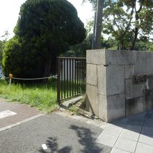 京橋北詰め、右が京橋、左は大阪城桃園入り口