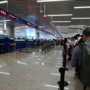 入国審査の列が長い
