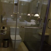 トイレとシャワールームのドアは透明ガラス