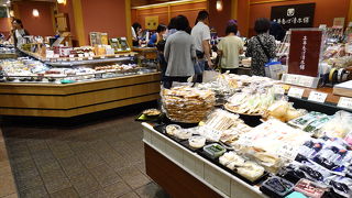 旅の最後に地下でお土産を買うのに便利。ひとり旅の夕飯調達にも