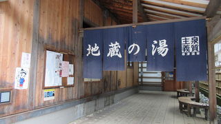 透明の湯から、たまに吹き上げる白く濁った湯