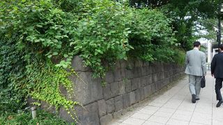 四谷門の石垣が残っています