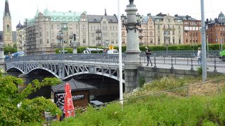 本土と文化の島を結ぶトラムも走る大きな橋、付近の景観が良い