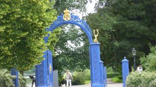 ブルーのゲートがひときわ鮮やか