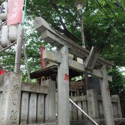 飲食店街の稲荷神社