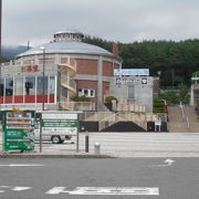 国道20号線の塩尻峠の北、公園の中の大きな道の駅