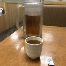 ピッチャーに入ったお茶も定番メニューも変わりません♪