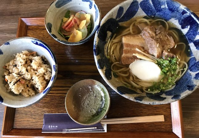 味良し、雰囲気抜群！ゆったりした空間で食べる沖縄そば。