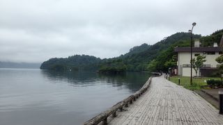 木作りなので歩いていて気持ちが良い