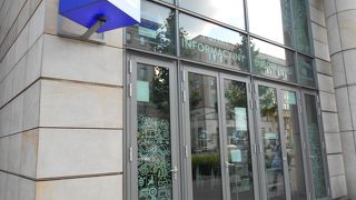 クラクフ郊外通り沿いにある綺麗な案内所