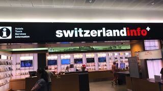 入国審査を終えて外に出てすぐ