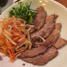 豚肉とパパイヤのサラダ