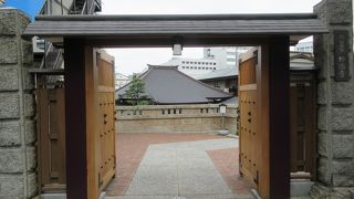 境内の一角にこじんまりした庭が造られています