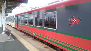 2019年６月現在、快速「AIZUマウントエクスプレス」は赤い車体の車両と白と緑の車両の２つが連結されていました