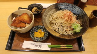 福井駅ビル内、ソースカツ丼にそば等、器にもこだわった食事処。