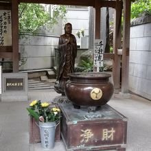 石段中程にある身代地蔵尊です