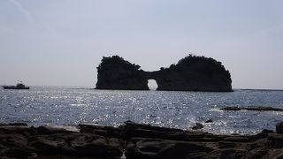 海に浮かぶ円月島