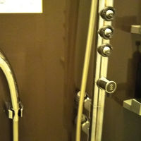 上からのヘッド・ハンドシャワー・真ん中の３個のシャワー強い