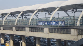仙台駅と仙台空港を結んでいます