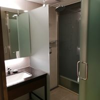 シャワーブースは扉が閉まってトイレにお湯が流れる心配なし