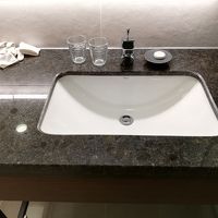 清掃スタッフの忘れ物の手袋が放置