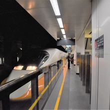 台南まで乗るのに台北地下駅で待っていたら、入線してきた