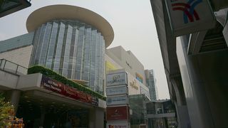 巨大なショッピングモール