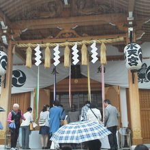 安産を願うカップルが大挙して押し寄せる。